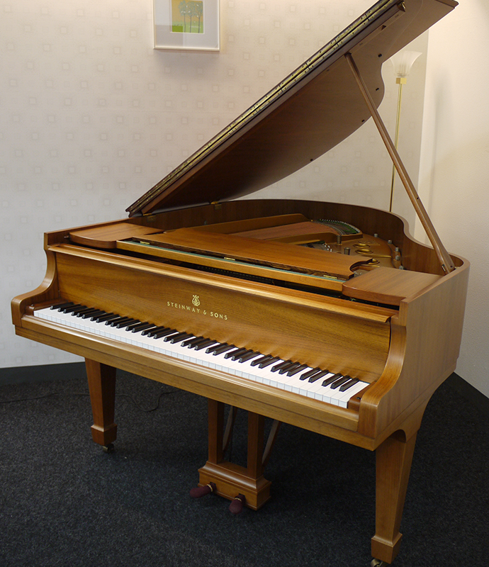 Steinway & Sons グランドピアノ S-155